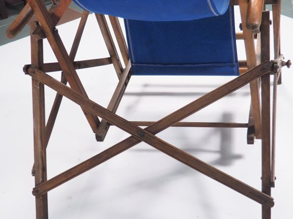 Fauteuil de repos 1900 en bois naturel, garniture de tissu bleu. Dim. 