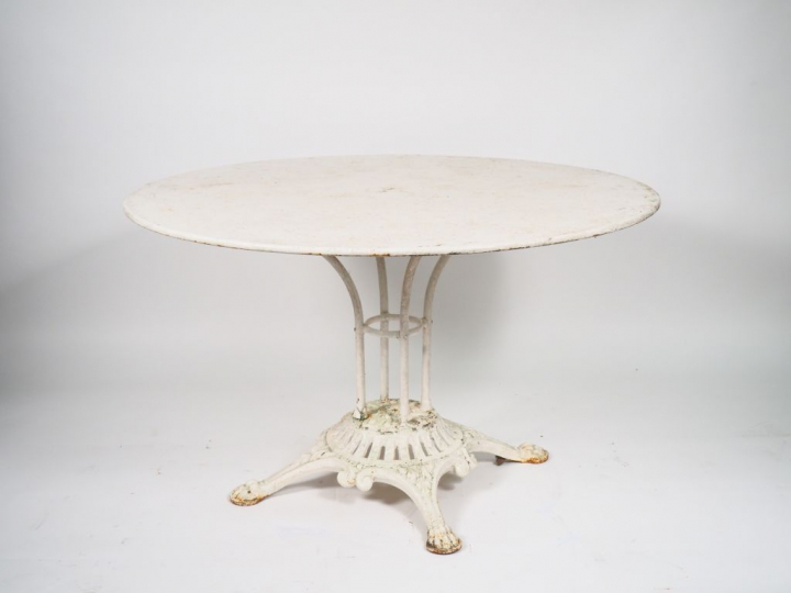 Salon de jardin en métal peint à décor ajouré de treillage, pieds grif