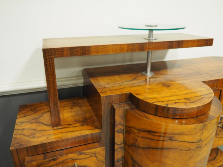 Meuble bar de style Art Déco en noyer et placage de noyer ouvrant à de