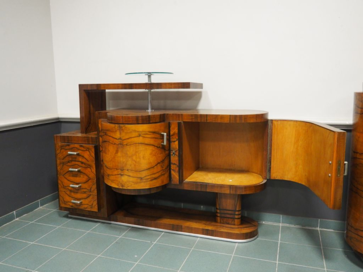 Meuble bar de style Art Déco en noyer et placage de noyer ouvrant à de