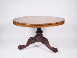 Vente aux enchères Table de salle à manger XIXème en acajou mouluré, modèle à allonges (3