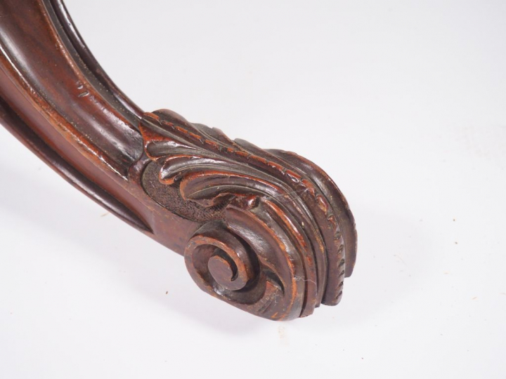 Table de salle à manger XIXème en acajou mouluré, modèle à allonges (3