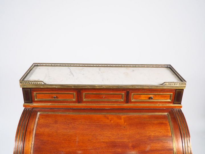 Bureau cylindre Napoléon III de style Louis XVI en acajou, dessus marb