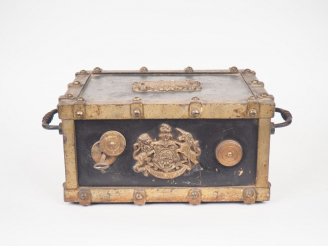 Vente aux enchères Coffre fort BAUCHE en fonte et métal à décor d'un blason et d'un devis