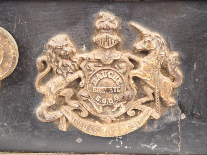 Coffre fort BAUCHE en fonte et métal à décor d'un blason et d'un devis
