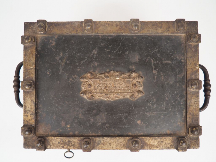 Coffre fort BAUCHE en fonte et métal à décor d'un blason et d'un devis