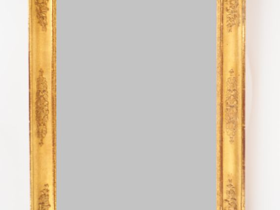 Miroir Restauration en bois et stuc doré à décor  de rinceaux feuillag