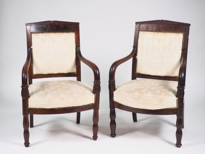 Paire de fauteuils Empire en acajou et placage d'acajou à décor de feu