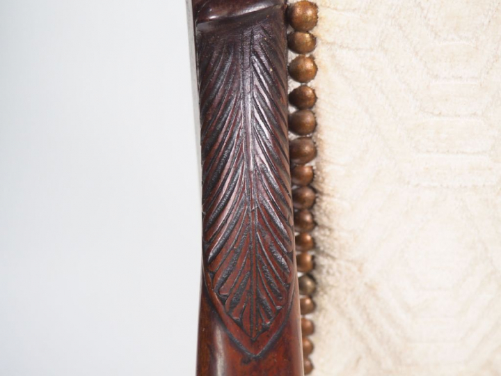 Paire de fauteuils Empire en acajou et placage d'acajou à décor de feu