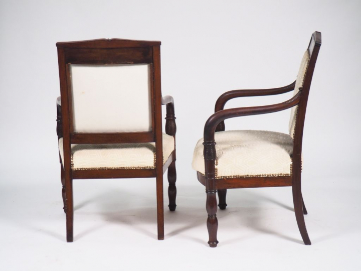 Paire de fauteuils Empire en acajou et placage d'acajou à décor de feu