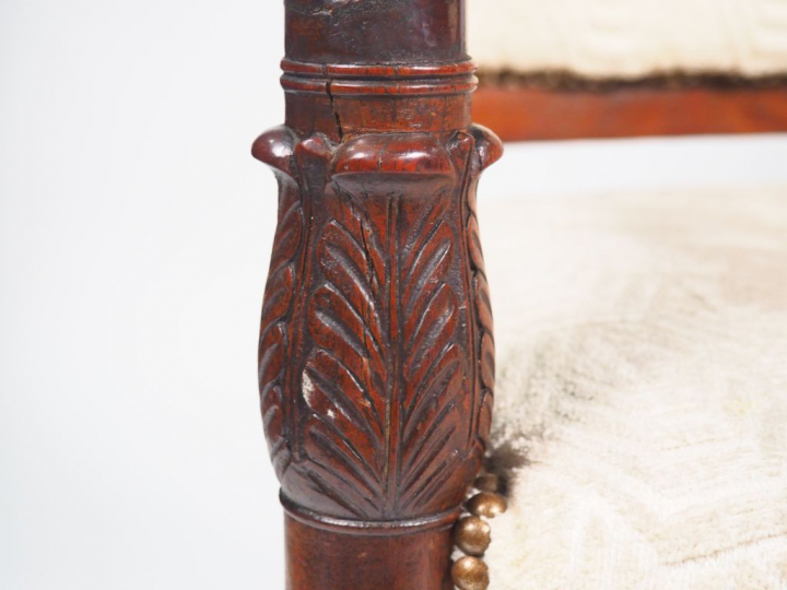 Paire de fauteuils Empire en acajou et placage d'acajou à décor de feu