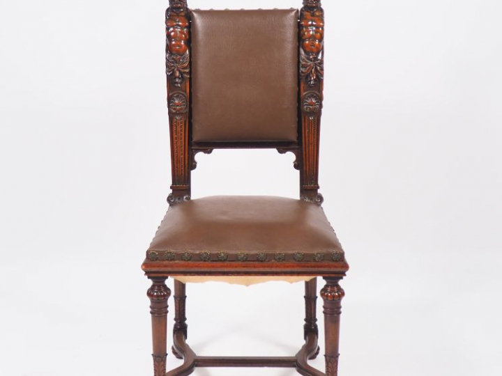 Chaise de style Renaissance en noyer mouluré et sculpté à décor  de de