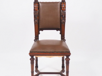 Vente aux enchères Chaise de style Renaissance en noyer mouluré et sculpté à décor  de de