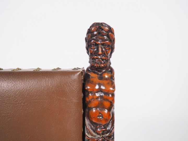 Chaise de style Renaissance en noyer mouluré et sculpté à décor  de de