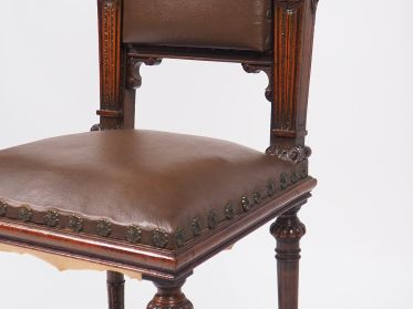 Chaise de style Renaissance en noyer mouluré et sculpté à décor  de de