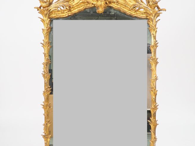 Miroir Louis XV en bois et stuc doré à décor feuillagé, surmonté d'un 