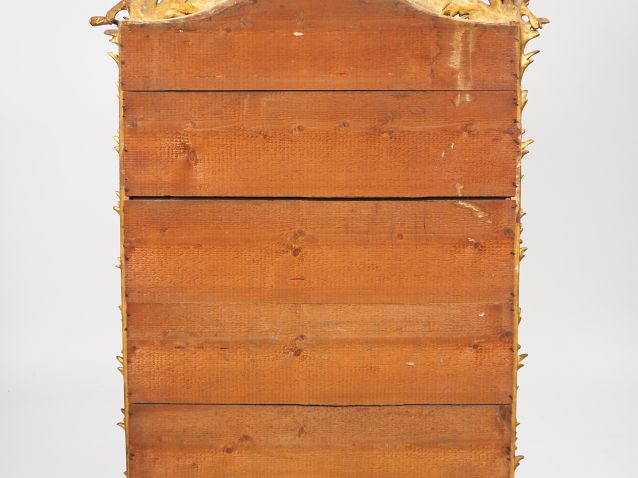 Miroir Louis XV en bois et stuc doré à décor feuillagé, surmonté d'un 