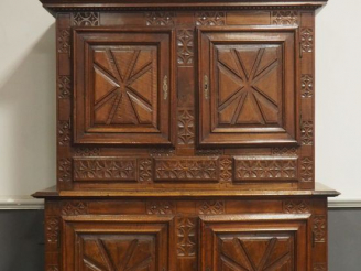 Vente aux enchères Buffet deux-corps Louis XIII en bois naturel mouluré et sculpté à déco
