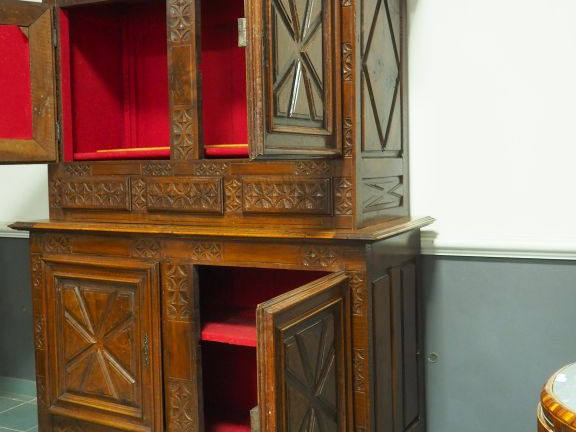 Buffet deux-corps Louis XIII en bois naturel mouluré et sculpté à déco