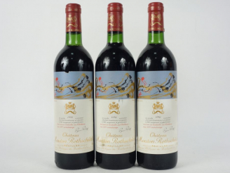 Vente aux enchères 3 BOUTEILLES CHÂTEAU MOUTON ROTHSCHILD 1er GCC PAUILLAC - 1981 - BG