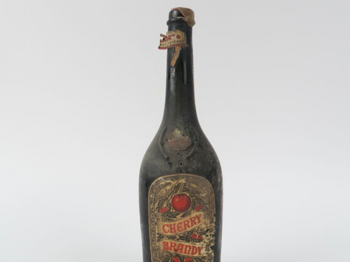 1 VIEILLE BOUTEILLE CHERRY BRANDY - CAPS CIRE AB