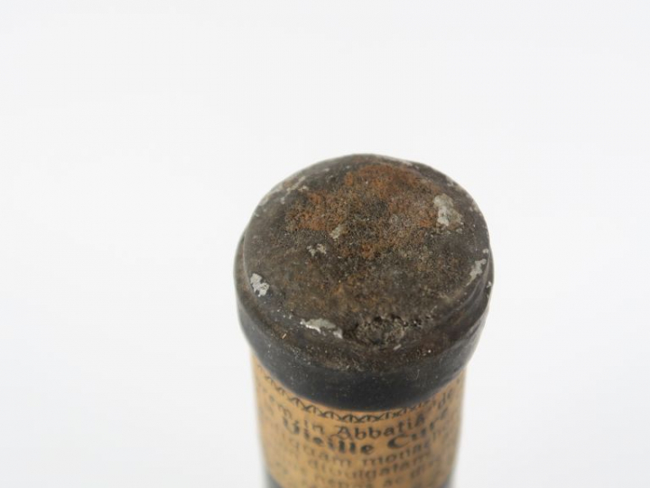 1 TRÈS VIEILLE BOUTEILLE LIQUEUR DE LA VIEILLE CURE - CAPS ÉTAIN/BS