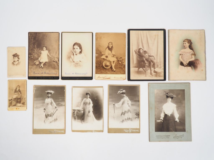 PHOTOGRAPHIE]. BEL ENSEMBLE DE 11 PHOTOGRAPHIES ORIGINALES DE RENÉE DE