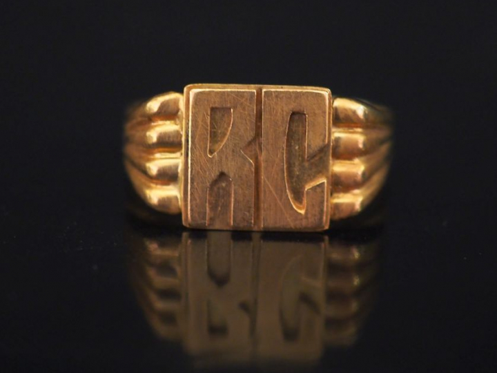 Chevalière en or, monogrammée RC. Poids : 4,48 g   