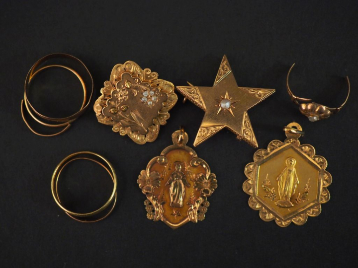 Petit ensemble de broches, médailles et alliances en or. Poids tel : 1