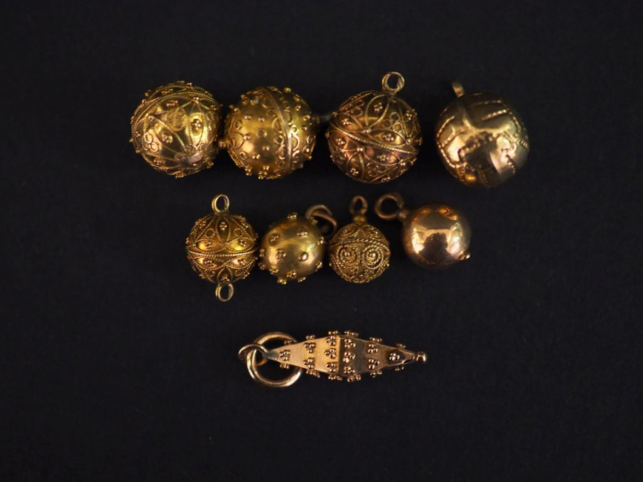 Différents éléments de colliers en or.  Poids : 6,46 g   