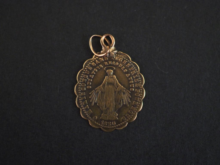 Médaille "de la rue du Bac" en or.  Poids : 0,81 g   