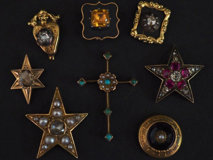 Fragments de broches en or et pierres. Poids tel : 12 g   