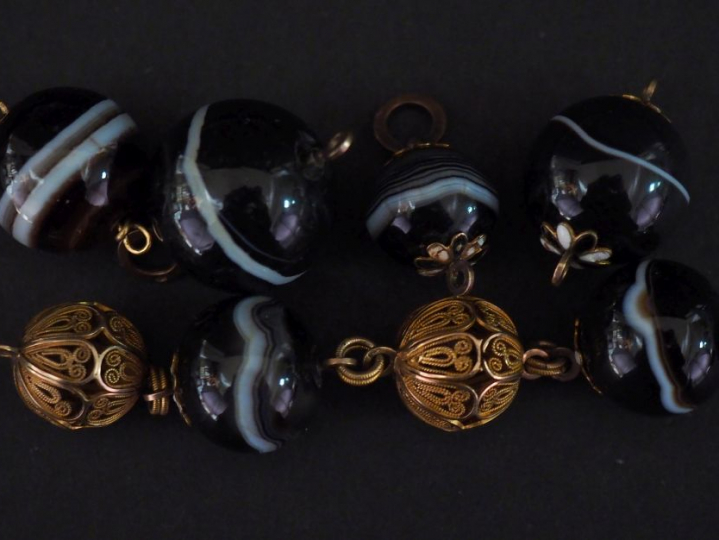 Fragments de collier en agate et or.  Poids tel : 38,94 g   
