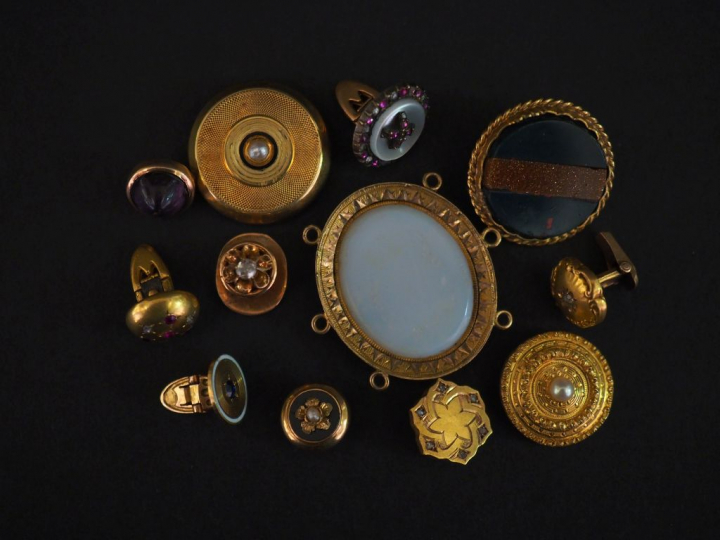 Boutons, pendentifs et différents éléments en or, pierre, perles et di