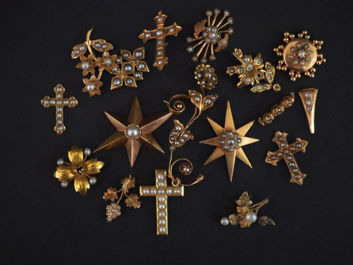 Eléments de broches Napoléon III ou 1900 en or et perles. Poids tel : 