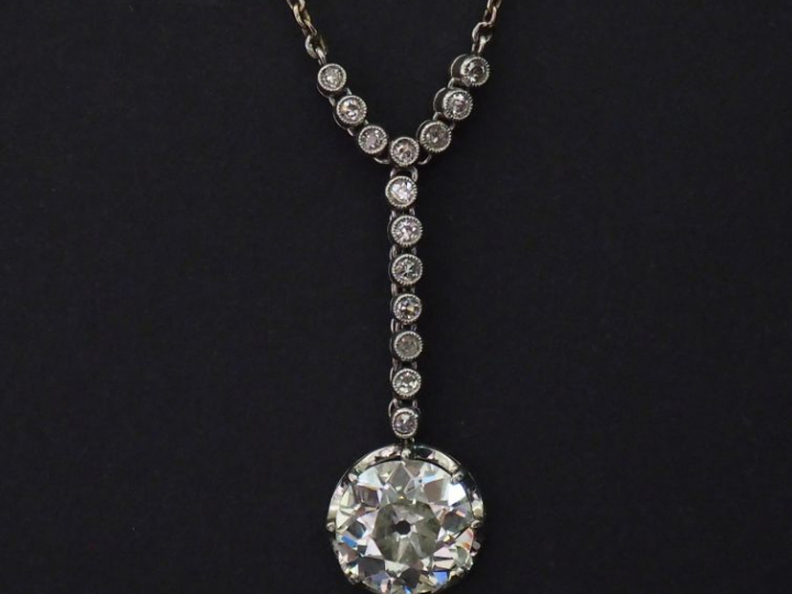 Collier en or blanc serti de 14 petits diamants et d'un diamant en pen
