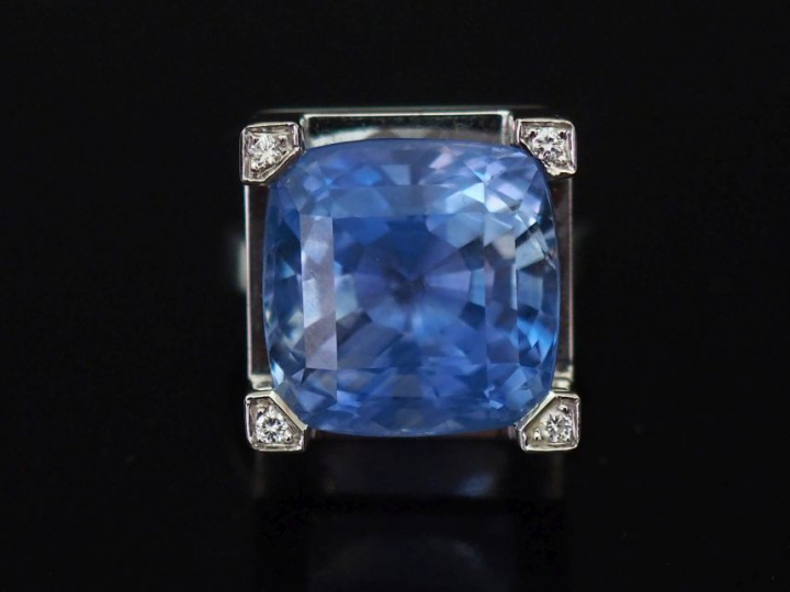 Bague de style Art Déco en platine sertie d'un saphir Ceylan de 35,8 c