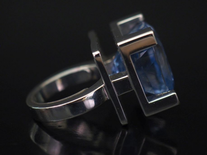 Bague de style Art Déco en platine sertie d'un saphir Ceylan de 35,8 c