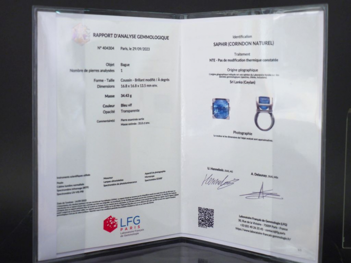 Bague de style Art Déco en platine sertie d'un saphir Ceylan de 35,8 c