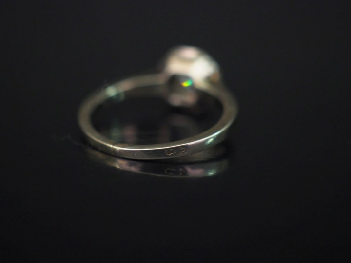 Bague solitaire en platine et or blanc, ornée d'un diamant de 0,30 cts