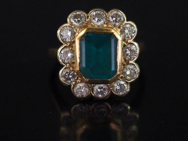 Bague de forme marguerite en or jaune, sertie en son centre d'une émer
