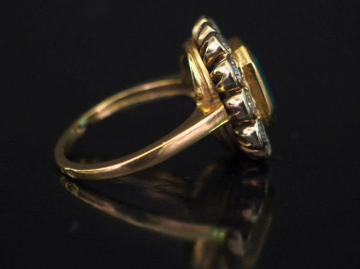 Bague de forme marguerite en or jaune, sertie en son centre d'une émer
