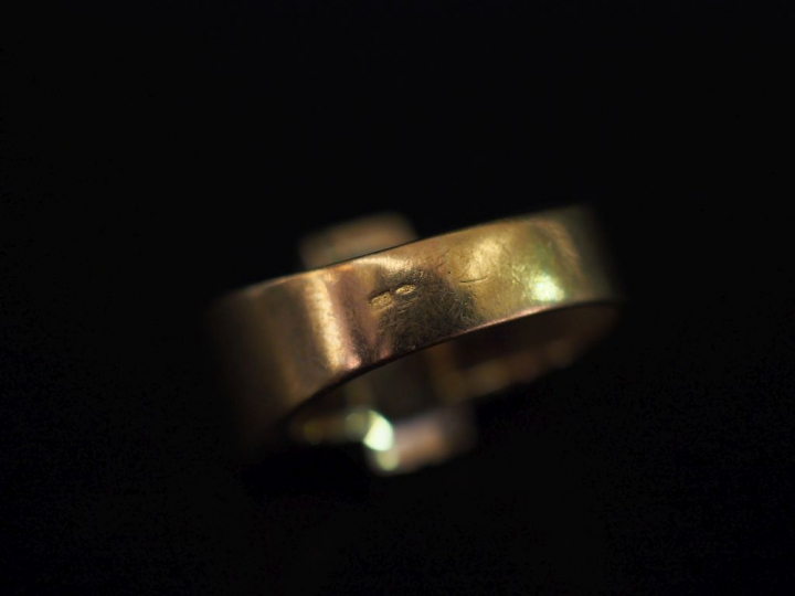 Bague 1940 en or, pavage de diamants entouré de deux carrés de 4 rubis