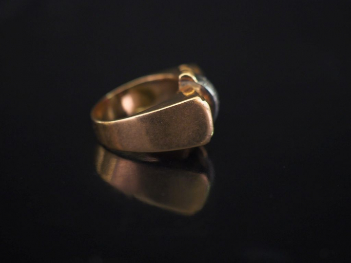 Bague 1940 en or, pavage de diamants entouré de deux carrés de 4 rubis