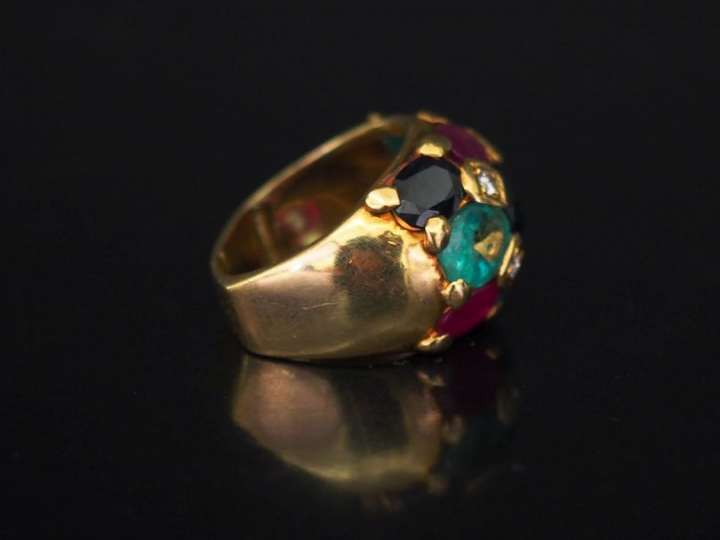 Bague dôme tutti frutti en or, rubis, saphirs, émeraudes et diamants. 
