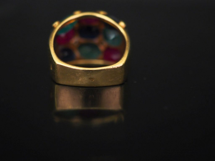 Bague dôme tutti frutti en or, rubis, saphirs, émeraudes et diamants. 