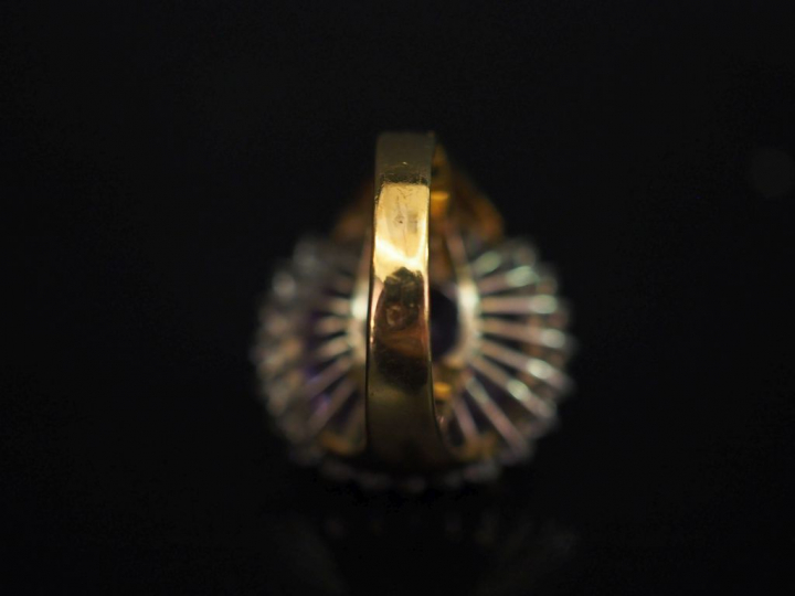 Bague en or, améthyste entourée de 24 diamants.  Poids tel : 15,50 g  