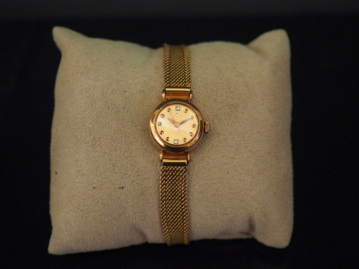 OMEGA. Montre Ladymatic de dame en or , boitier en or orné de deux dia