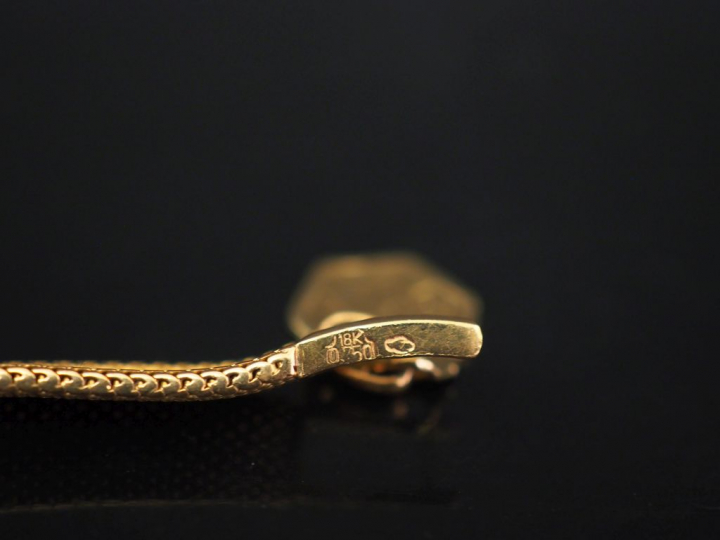 OMEGA. Montre Ladymatic de dame en or , boitier en or orné de deux dia
