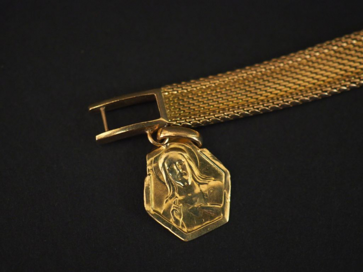 OMEGA. Montre Ladymatic de dame en or , boitier en or orné de deux dia